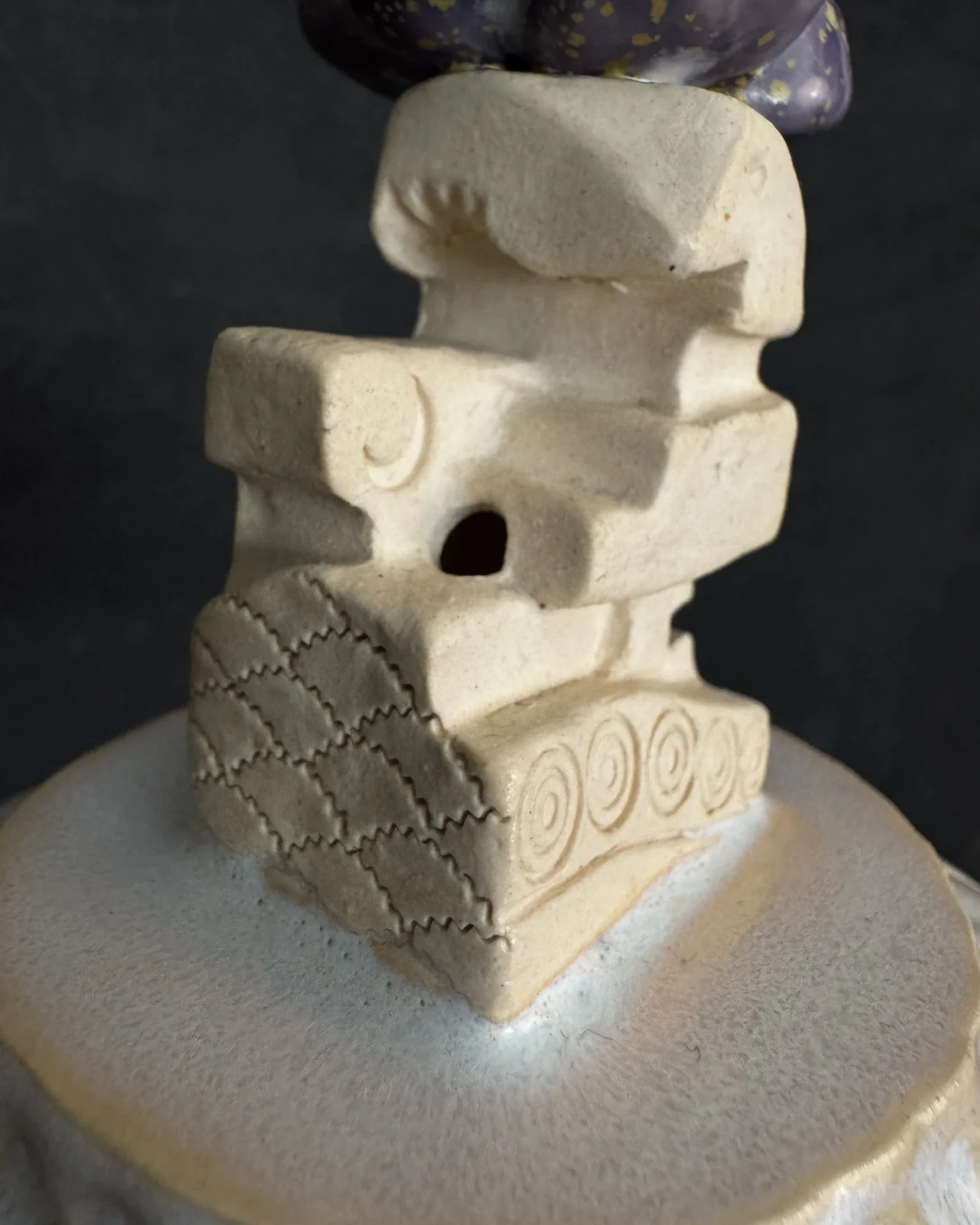 Alien rider handle from behind, carved texture detail